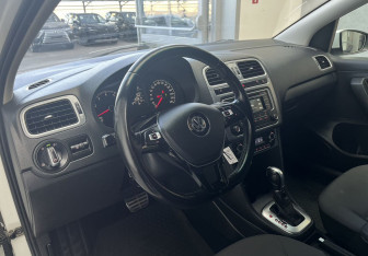 Подержанный автомобиль Volkswagen Polo Sedan 2016 года (7 фото)