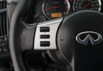 Подержанный автомобиль Infiniti FX 2005 года (12 фото)