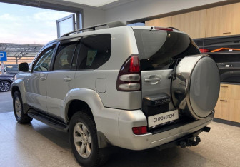 Подержанный автомобиль Toyota Land Cruiser Prado 2005 года (7 фото)