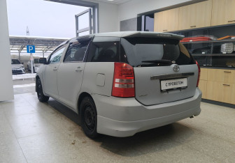 Подержанный автомобиль Toyota Wish Compactvan 2003 года (6 фото)