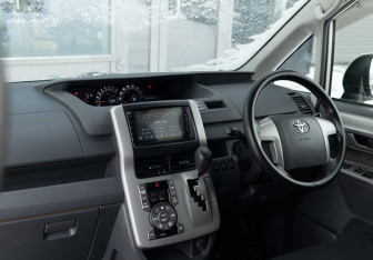 Подержанный автомобиль Toyota Voxy Minivan 2010 года (10 фото)