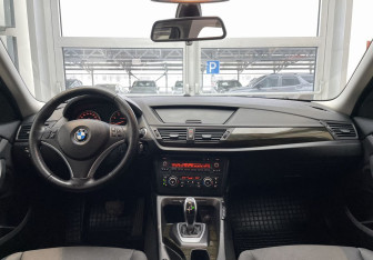 Подержанный автомобиль BMW X1 2012 года (11 фото)