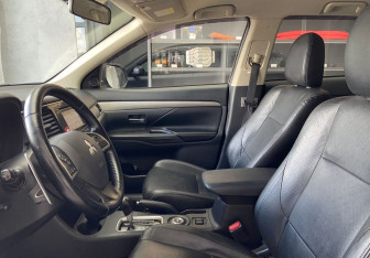 Подержанный автомобиль Mitsubishi Outlander 2012 года (8 фото)
