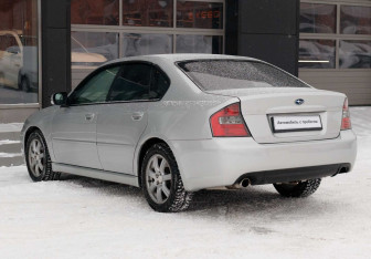 Подержанный автомобиль Subaru Legacy Sedan 2003 года (7 фото)
