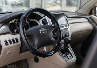 Подержанный автомобиль Toyota Highlander 2001 года (11 фото)