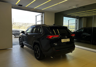 Подержанный автомобиль Toyota RAV4 2021 года (6 фото)