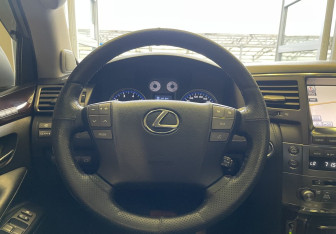 Подержанный автомобиль Lexus LX 2010 года (10 фото)