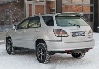 Подержанный автомобиль Toyota Harrier 2002 года (7 фото)