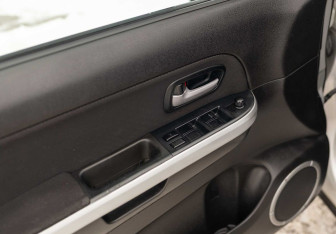 Подержанный автомобиль Suzuki Grand Vitara 2010 года (16 фото)