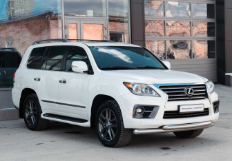 Подержанный автомобиль Lexus LX 2013 года (3 фото)