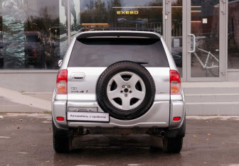 Подержанный автомобиль Toyota RAV4 2001 года (6 фото)