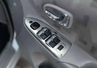 Подержанный автомобиль Mazda Premacy 2002 года (14 фото)