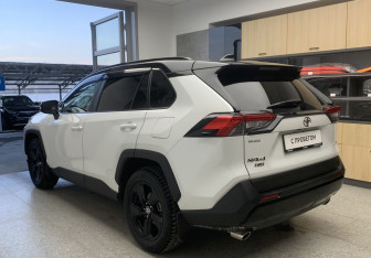 Подержанный автомобиль Toyota RAV4 2020 года (6 фото)