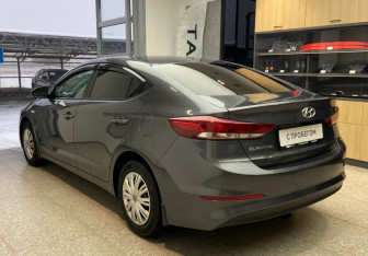 Подержанный автомобиль Hyundai Elantra Sedan 2016 года (6 фото)