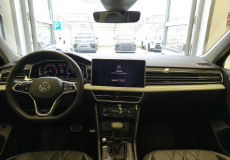 Подержанный автомобиль Volkswagen Tiguan 2023 года (8 фото)