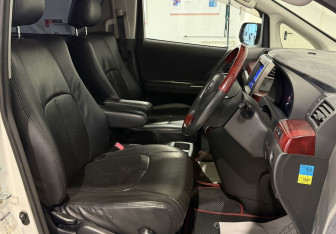 Подержанный автомобиль Toyota Vellfire 2008 года (9 фото)