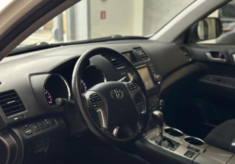 Подержанный автомобиль Toyota Highlander 2013 года (8 фото)