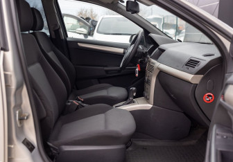 Подержанный автомобиль Opel Astra Sedan 2007 года (20 фото)