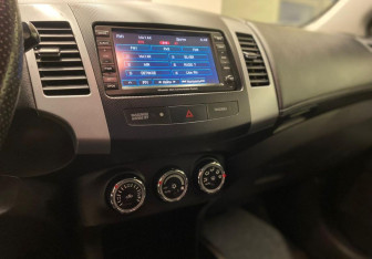 Подержанный автомобиль Mitsubishi Outlander 2011 года (9 фото)