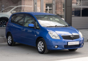 Подержанный автомобиль Toyota Corolla Spacio 2002 года (3 фото)