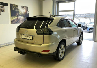 Подержанный автомобиль Lexus RX 2004 года (4 фото)