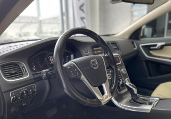 Подержанный автомобиль Volvo S60 2015 года (9 фото)