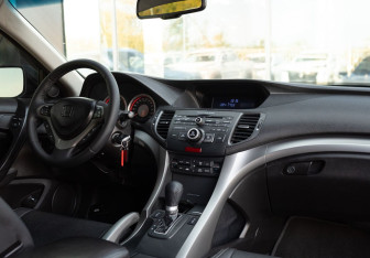 Подержанный автомобиль Honda Accord Sedan 2010 года (15 фото)