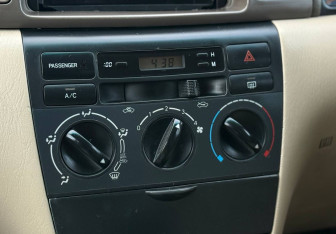 Подержанный автомобиль Toyota Corolla Sedan 2002 года (14 фото)