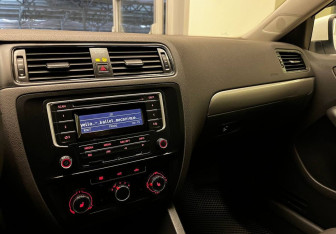 Подержанный автомобиль Volkswagen Jetta Sedan 2015 года (9 фото)