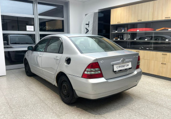 Подержанный автомобиль Toyota Corolla Sedan 2003 года (7 фото)