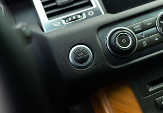 Подержанный автомобиль Land Rover Range Rover Sport 2009 года (21 фото)