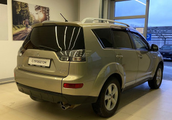 Подержанный автомобиль Mitsubishi Outlander 2007 года (4 фото)