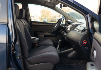 Подержанный автомобиль Nissan Tiida Hatchback 2008 года (19 фото)