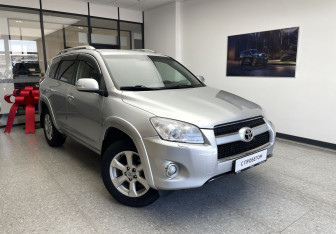 Подержанный автомобиль Toyota RAV4 2010 года (3 фото)