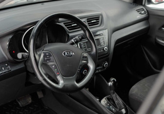 Подержанный автомобиль Kia Rio Sedan 2017 года (11 фото)