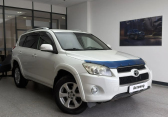 Подержанный автомобиль Toyota RAV4 2011 года (3 фото)