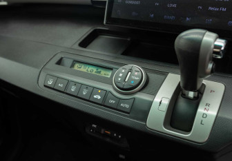 Подержанный автомобиль Honda Freed 2011 года (15 фото)