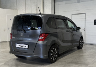 Подержанный автомобиль Honda Freed 2010 года (4 фото)