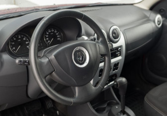 Подержанный автомобиль Renault Sandero 2013 года (11 фото)