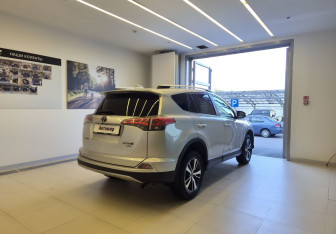 Подержанный автомобиль Toyota RAV4 2017 года (4 фото)