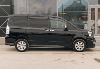 Подержанный автомобиль Toyota Voxy Minivan 2011 года (4 фото)