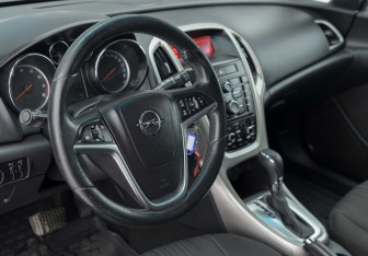 Подержанный автомобиль Opel Astra Hatchback 2011 года (11 фото)