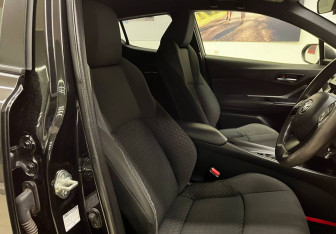 Подержанный автомобиль Toyota C-HR 2019 года (13 фото)