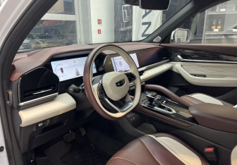 Подержанный автомобиль Geely Monjaro 2023 года (13 фото)