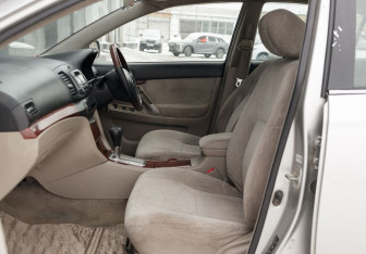 Подержанный автомобиль Toyota Premio 2003 года (17 фото)