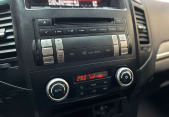 Подержанный автомобиль Mitsubishi Pajero 2011 года (13 фото)