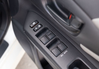 Подержанный автомобиль Toyota Wish Minivan 2011 года (17 фото)