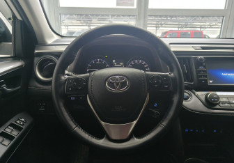 Подержанный автомобиль Toyota RAV4 2018 года (9 фото)