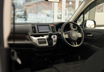 Подержанный автомобиль Honda N-WGN 2014 года (10 фото)