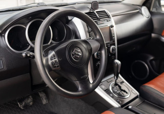 Подержанный автомобиль Suzuki Grand Vitara 2013 года (11 фото)